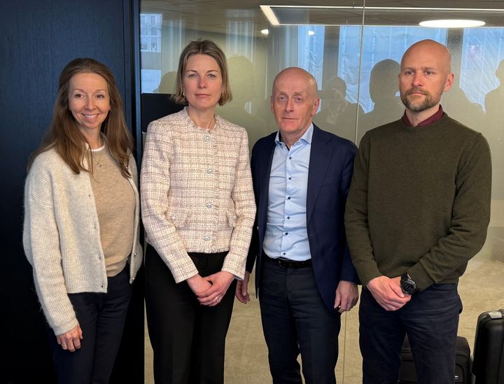 F.v.: Assisterende mekler Ingrid Skog Hauge, Forhandlingsleder NHO Byggenæringen Iselin Bauer Seeberg, mekler Carl Petter Martinsen og Forbundssekretær i Fellesforbundet Joachim Espe