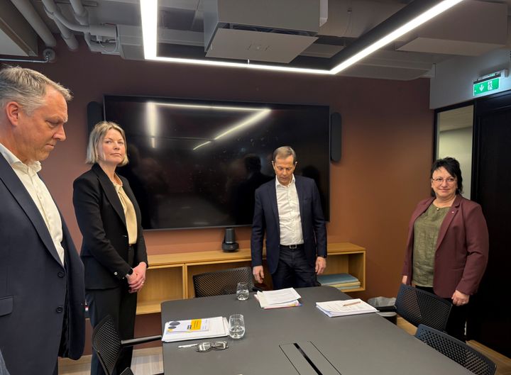 Foto: F.v. Erland Løkken (leder av NHO Byggenæringens forhandlingsdelegasjon), Iselin Bauer Seeberg (forhandlingsleder NHO Byggenæringen), Bjørn Lillebergen (mekler) og Hege Espe (forbundsleder Fellesforbundet)