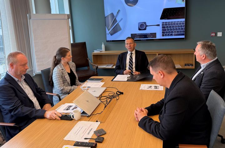 Per Arne Berge (leder av forhandlingsutvalget) og Bibbi Moen Drange (forhandlingsleder) sammen med mekler Edvard Os og representanter for arbeidsgiverorganisasjonene