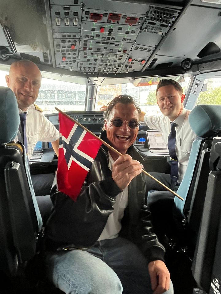 Petter Stordalen sammen med pilotene Nicolai Bondo og Patrick Wayne Hansen
