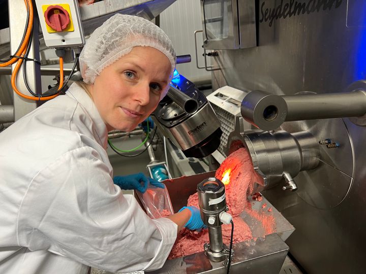 Senioringeniør Katinka Dankel i Nofima viser NIR-sensoren måler fordelingen mellom utvalgte innholdsstoffer i blandingen som til enhver tid strømmer forbi. – På denne måten kan vi lære mer om hvor mye råstoffet faktisk varierer, og hvordan variasjonen påvirker prosessen og sluttproduktet, sier hun. Wenche Aale Hægermark, Nofima