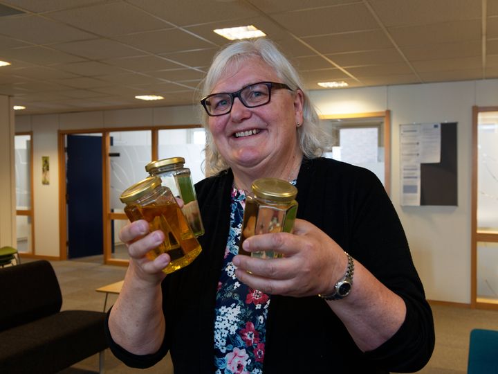 – Det er ikke ett fett! Astrid Nilsson har glass med forskjellige oljer stående på kontoret sitt på Ås.