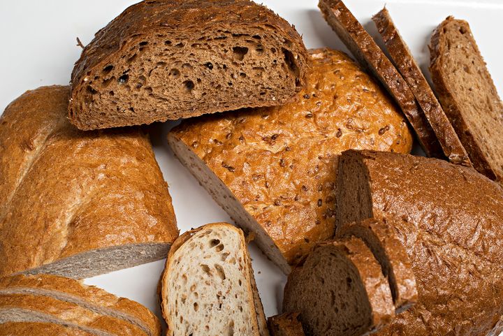 Vi kaster mest brød hjemme, men det kastes også mye brød i grensesnittet mellom butikk og industri. Av alt brød- og bakervarersvinn oppstår 35 prosent i dagligvare og industri, og 54 prosent i husholdningene.