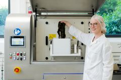 Ved å kombinere ulike prosesseringsmetoder kan verdifulle komponentene trekkes ut av sukkertaren samtidig som prosesseringen redusere innholdet av uønskede stoffer. Forsker Marthe Jordbrekk Blikra står ved en PEF-maskin som har vært sentral i forskningen.