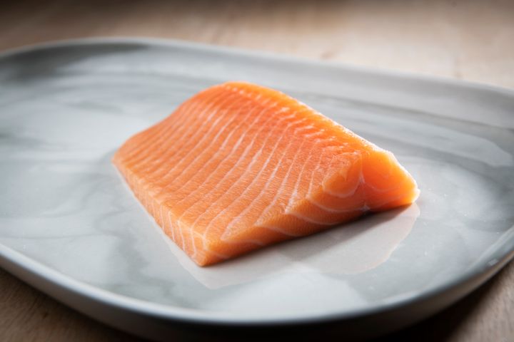 A uniformly pigmented salmon fillet.