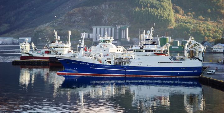 Den norske fiskeflåten skaper store verdier. Og store økonomiske ringvirkninger.  Bildet viser båten "Åkerøy" som tar ombord trål i Måløy. Foto: Audun Iversen/Nofima