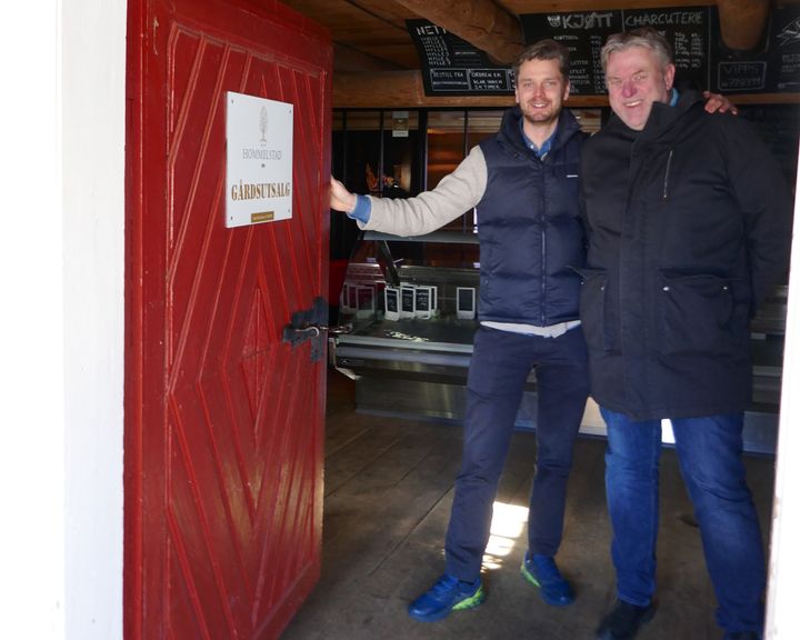 Mathias Kolstad og Tom Johannessen i døra til gårdsbutikken. Mathias har mål om å lage spekeskinker i verdensklasse, og han får god hjelp av Nofimas pølsemakermester Tom. Foto: Wenche Aale Hægermark, Nofima