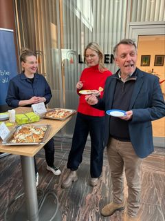 Tarefiskekakene falt i smak hos ordfører Gunnar Wilhelmsen og gruppeleder i Tromsø Arbeiderparti, Marta Hofsøy. Foto: Oda Bjørnsborg, Nofima