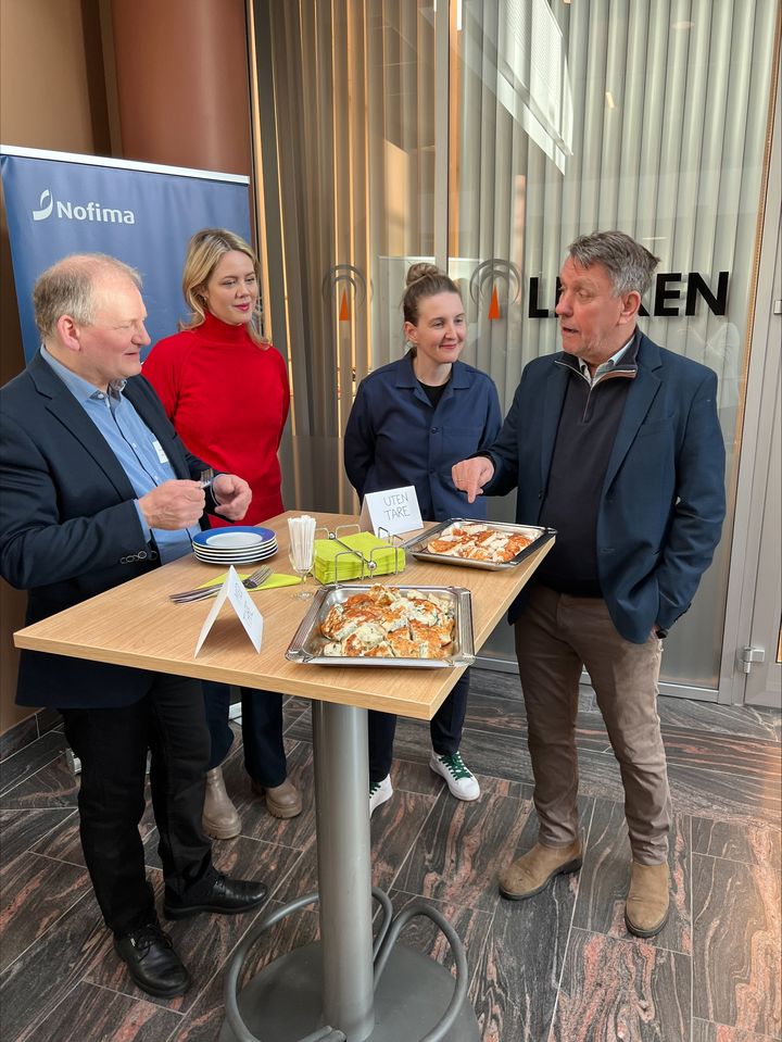 Seniorforsker i Nofima, Dagbjørn Skipnes, forklarer forskjellen mellom fiskekakene med og uten tare. Fra venstre: Dagbjørn Skipnes (Nofima), Marta Hofsøy (Ap), Leonore Olsen (Sjy) og Gunnar Wilhelmsen (Ap). Foto: Oda Bjørnsborg, Nofima