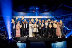 Kristin Austigard, leder av Den Norske Måltid omkranset av glade vinnere. Foto: Det Norske Måltid/FABEL media
