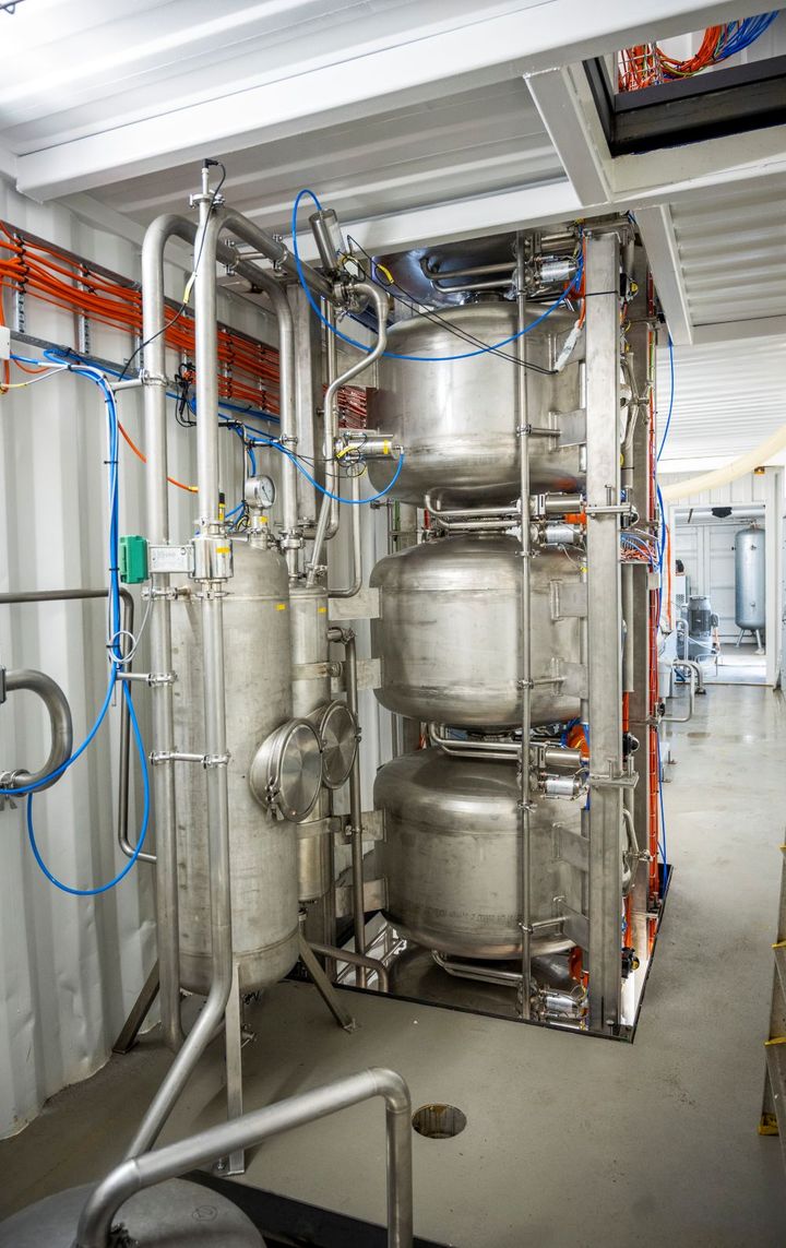 De vertikale hydrolysekolonnene er unike for dette hydrolyseanlegget, og ser slik ut. Foto: Synlig.no