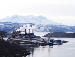 Tre forskningsmiljøer jobber sammen med ferrosilisiumverket Finnfjord AS i Troms med å gjøre all forurensende CO2 fra anlegget om til sunt laksefôr.
