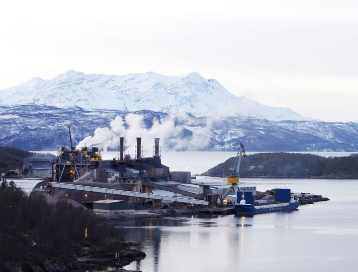 Tre forskningsmiljøer jobber sammen med ferrosilisiumverket Finnfjord AS i Troms med å gjøre all forurensende CO2 fra anlegget om til sunt laksefôr.