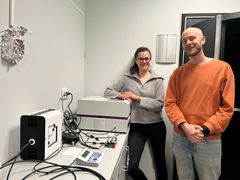 På opsin-labben ved UiT skal Alex West og Jana Kalinova karakterisere lysresponsen hos laksefisk.