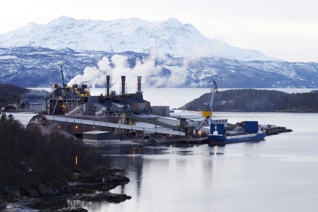 Three research environments are working together with the ferrosilicon plant Finnfjord AS in Troms to turn all polluting CO₂ from the facility into healthy salmon feed.