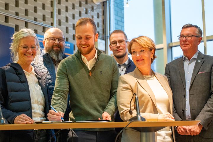 Rita Sæther og Are Homann-Danielsen, Havbruksstasjonen i Tromsø, Karl Erik Bekkeli og Marius Arvesen, BlueFusion, Bente Torstensen, administrerende direktør i Nofima, og Dag Rune Olsen, rektor ved UiT