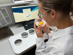 Smaksdommer Malin Sommerseth lukter på Sweet Mama gresskar før hun smaker