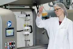 Seniorforsker Tone Mari Rode i Nofima ved PEF-maskinen. Metoden pulserende elektriske felt (PEF) kan, blant annet gjøre grønnsaker mer fleksible eller enklere å skrelle. Eller – som her - drepe bakterier i for eksempel øl, samtidig som smaken og næringsstoffene tas vare på.