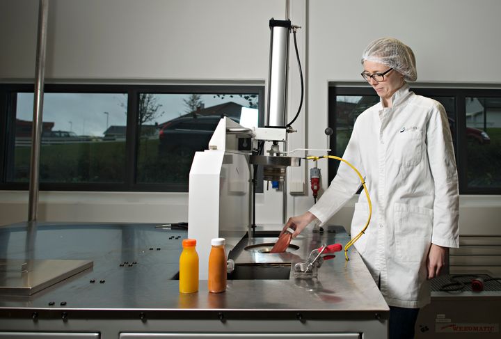 Når mat utsettes for ekstreme trykk, helt opp mot 6000 bar, kan holdbarheten minst tredobles sammenlignet med et ferskt produkt. Juicen seniorforsker Tone Mari Rode her tester i høytrykksmaskinen, får minst 2-3 måneders holdbarhet, avhengig av hvilken type.