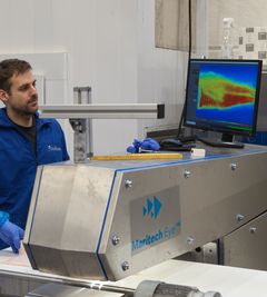 Med kamerateknologi og kunstig intelligens, er det nå mulig å se gjennom fiskens skinn om den har blod i fileten. Målet er raskere og mer presis kvalitetskontroll, mindre matsvinn og bedre lønnsomhet for god fisk. Foto: Audun Iversen,