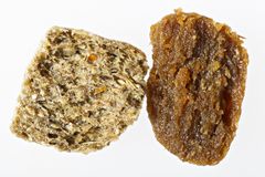 A feed pellet has pores (left) that can be filled with oils through the coating process (right). Nofima is now researching a method where the mineral zinc is added in the coating.