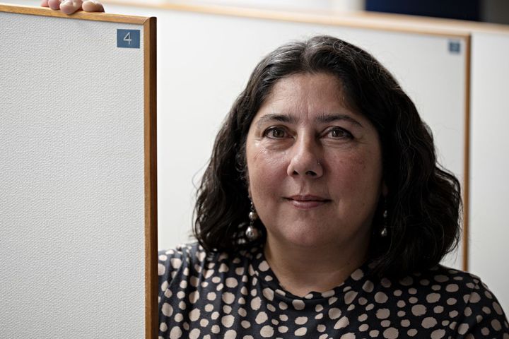 Kronikkforfatterne vil gjerne få fram at et viktig poeng i debatten er at vi ikke spiser i et vakuum. Vi lever i omgivelser der energitett, ultraprosessert mat er billig, synlig og tilgjengelig overalt. Reklamen er på skjermen, produktene står ved kassen og porsjonene er store. Her representert ved seniorforsker Paula Varela-Tomasco