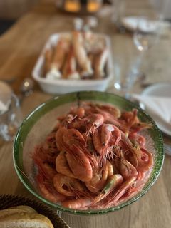 Ferske reker i en skål