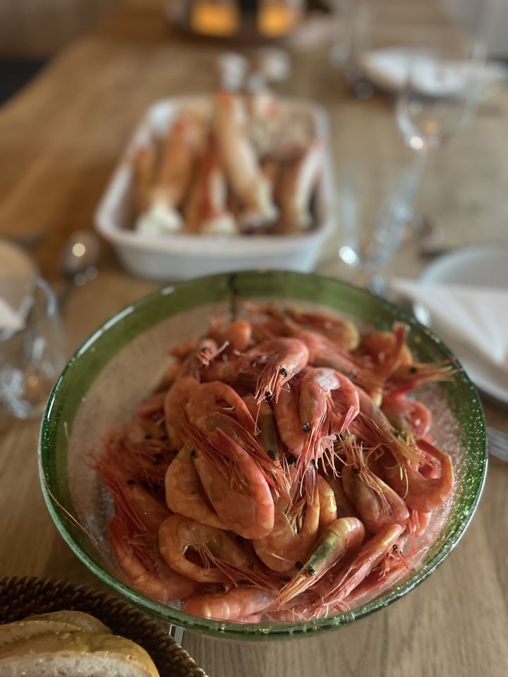 Ferske reker i en skål