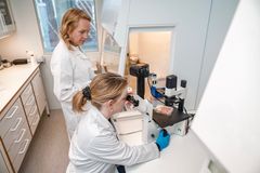 Omega-11 er under lupen som mulig kur mot mild til moderat psoriasis. Forskerne Tone-Kari Østbye og Mona Pedersen i forskningsinstituttet Nofima, har fått svært lovende resultater i celleforsøk.