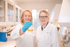 Mona Pedersen and Tone Kari Østbye are pleased that their research shows the fatty acid omega 11 can reduce inflammation in skin with psoriasis.