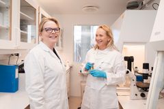 Mona Pedersen and Tone Kari Østbye are pleased that their research shows the fatty acid omega 11 can reduce inflammation in skin with psoriasis.