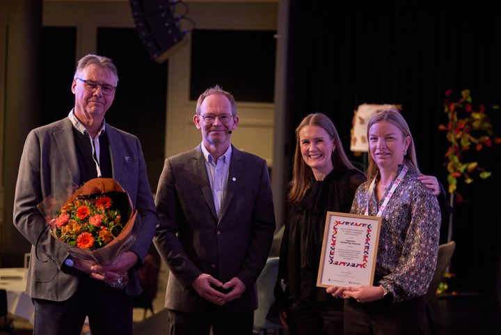 Oppstilt bilde på scenen på Fagskolekonferansen av statsråden og vinnerne.