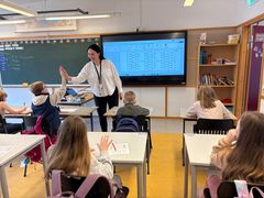 Kvinne i klasserom med elever