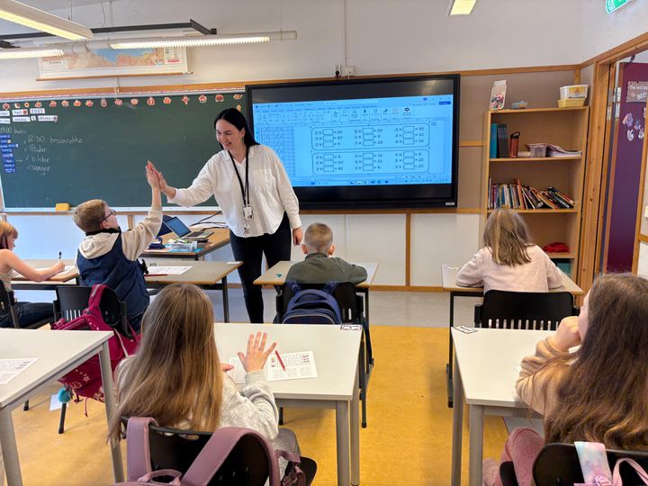 Kvinne i klasserom med elever