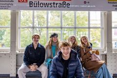 En gjeng med ungdommer sitter på perrongen på en metrostrasjon i Berlin.