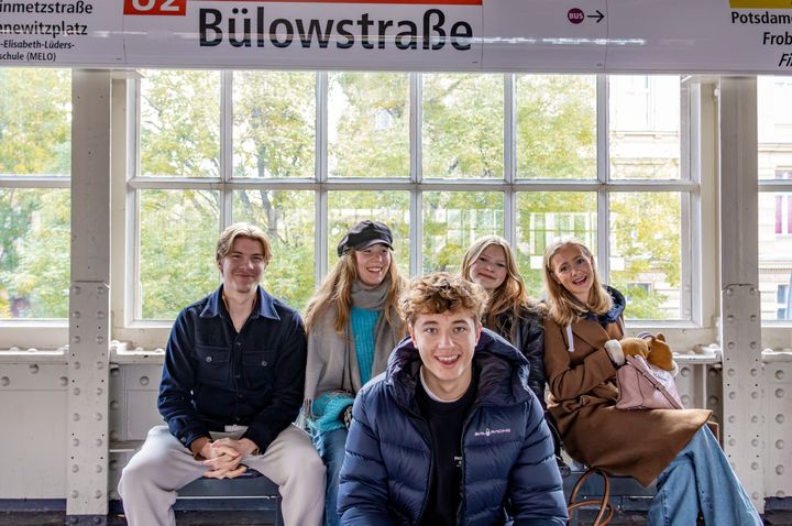 En gjeng med ungdommer sitter på perrongen på en metrostrasjon i Berlin.