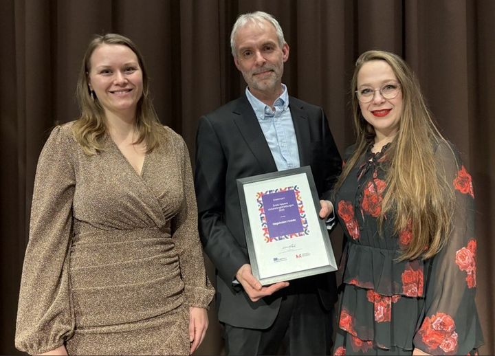 To kvinner og en mann på en scene.