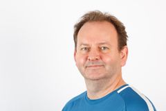 Portrettfoto av Tommy Tranviksett fra brystet og opp, mot hvit bakgrunn. Personen ser mot kamera og har på seg en blå T-skjorte.