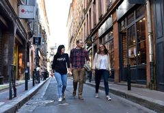 Studenter vandrer i an bygater