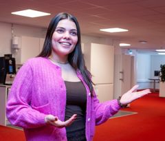 Kvinne i kontorlandskap snakker