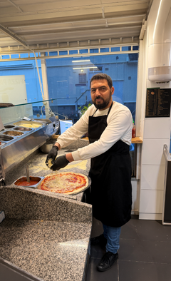 Mann fra Syria baker pizza i sin egen restaurant
