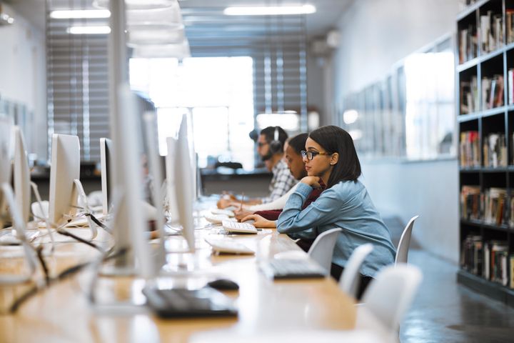 Illustrasjon. Deltakere som ser på PC-skjerm