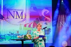 Adm. dir. i Stiftelsen Norsk Mat Nina Sundqvist delte ut hedersprisen under NM i kjøttprodukter.