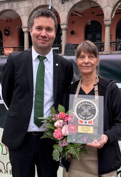 Landbruks- og matminister Geir Pollestad og Anne Gran fra Det gamle Røgeri i Sandeford. De fikk Spesialitet for sin "Lettrøkt gravet laks".