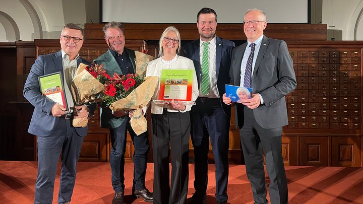 Hanne-Cecilie Sporsheim vant Ingrid Espelid Hovigs matkulturpris. F.v. finalist Arne Sørvig, finalist Arne Hjeltnes, vinner Hanne-Cecilie Sporsheim, landbruks- og matminister Geir Pollestad og styreleder i Stiftelsen Norsk Mat Håkon Mageli. Fraværende: Finalist Elin Richardsen.