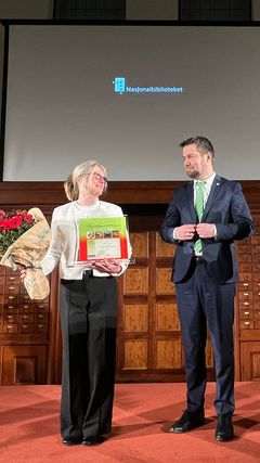 Landbruks- og matminister delte ut Ingrid Espelid Hovigs matkulturpris til Hanne-Cecilie Sporsheim.