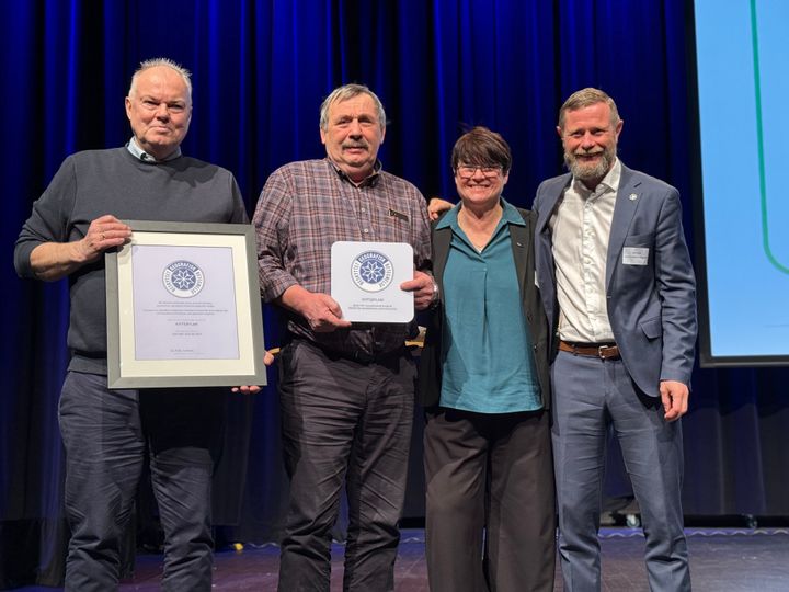 Kvitsøylam fikk tildelt beskyttet geografisk betegnelse under åpningen av Landbrukskonferansen i Rogaland.Fra venstre: Otto Jan Waage  og Kristian Pallesen Kvitsøylam SA, Anne Mette Johnsen, adm.dir Stiftelsen Norsk Mat, Bent Høie, statsforvalter Rogaland.