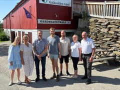 Tre generasjon på Galåvolden Gård. F.v Linnea Galåen, Anita og Lars Jacob Galåen, landbruks- og matminister Nils Kristen Sandtrøen, ordfører Isak Busch, Gunn Brønnum og Ingulf Galåen.