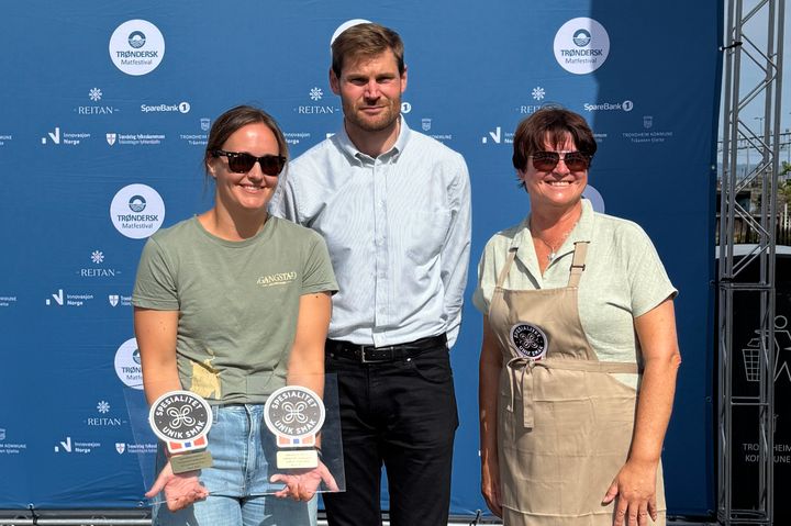 Gangstad Gårdsyteri mottok Spesialitet for to produkter under åpningen av Trøndersk Matfestival. Fv. Maren Gangstad, daglig leder ved Gangstad Gårdsysteri, landbruks- og matminister Nils Kristen Sandtrøen og Anne Mette Johnsen - administrerende direktør i Stiftelsen Norsk Mat.