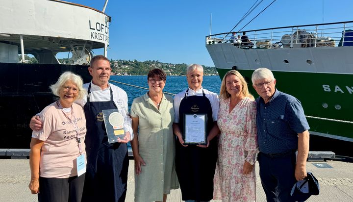 Tildeling av Spesialitet til Reinhartsen. F.v. Kari Kleivset (prosjektleder Fora Matregion Agder), Reidar Fredriksen (Reinhartsen AS), Anne Mette Johnsen (direktør Stiftelsen Norsk Mat), Siren H. Fredriksen (Reinhartsen AS), Torunn Høyum-Eriksen (leder av hovedutvalg for næring, kultur og miljø i Agder fylkeskommune) og Arne Thomassen (Fylkesordfører i Agder).